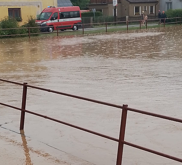 Hnědá voda z polí zalila ulice. Blížejov na Domažlicku znovu zasáhla povodeň