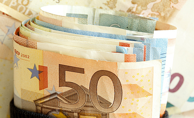 Česko plní jen jedno z kritérií pro zavedení eura, uvedla Evropská komise