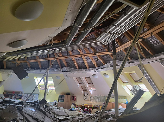 Statik uzavřel patro školy, kde spadl strop. Vysvědčení děti dostaly i v jídelně