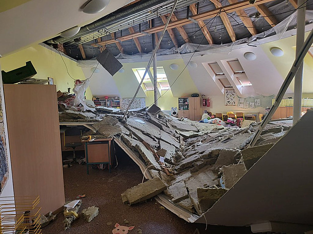 Ve škole spadl sádrokartonový strop, učitelka vyvedla děti ze třídy včas