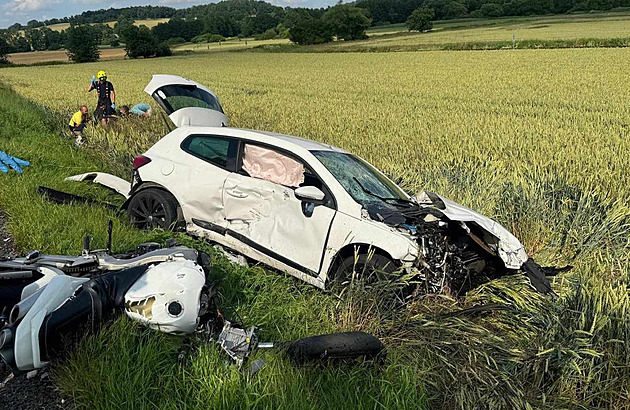 U Bavorova havarovaly tři motorky a osobní auto, dva motorkáři zemřeli