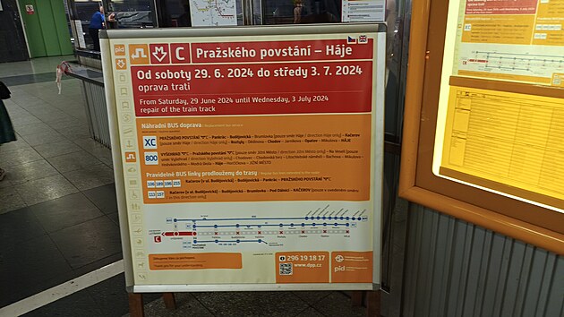 Výluka metra na lince metra C v úseku Praského povstání-Háje.Lidé musí pouít náhradní autobusy.