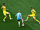 Belgický kapitán Kevin De Bruyne obklíen dvma fotbalisty z Ukrajiny.