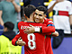 Bruno Fernandes a Cristiano Ronaldo se navzájem objímají po vsteleném gólu...