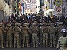 Bolivijtí vojáci  v centru hlavního msta La Paz (26. ervna 2026)