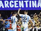 LIonel Messi a Lautaro Martínez oslavují argentinský gól proti Kanad.