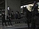 Proti davu byli také nasazeni policisté na koních. (27. ervna 2024)