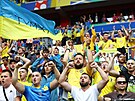 Ukrajintí fanouci ped zápasem proti Slovensku.