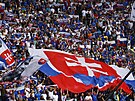 Sloventí fanouci se bhem utkání s Ukrajinou prezentovali velkou vlajkou.