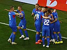 Sloventí fotbalisté oslavují gól proti Ukrajin.