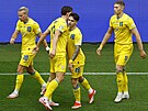 Ukrajintí fotbalisté oslavují gól proti Slovensku.