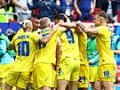 Fotbalisté Ukrajiny se radují ze vstelené branky proti Slovensku.