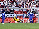 Robert Lewandowski z Polska dává gól z penalty proti Francii.