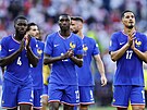 Zklamaní fotbalisté Francie dkují fanoukm po remíze 1:1 s Polskem.