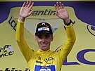 Francouzský cyklista Romain Bardet se po první etap Tour de France oblékl do...