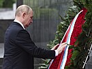 Ruský prezident Vladimir Putin pokládá vnec k Ho i Minovu mauzoleu bhem své...