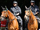Policistky na koních dohlíeli na poádek ped stadionem v Hamburku, kam...