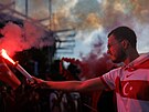 Turecký fanouek s pyrotechnikou ped stadionem v Hamburku ped duelem proti...