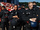 Policisté ped stadionem v Hamburku dohlíejí na fanouky tureckých a eských...