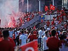 Fanouci tureckých fotbalist ped stadionem v Hamburku ped zápasem proti...