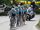 Mark Cavendish (vzadu) s kolegy z Astany bhem první etapy Tour de France