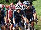 Jonas Vingegaard z Vismy (uprosted) bhem první etapy Tour de France