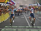 Romain Bardet (vpravo) slaví vítzství v první etap Tour de France, dkuje za...