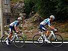 Romain Bardet (vpravo) a Frank van den Broek z DSM v první etap Tour de France