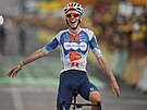 Romain Bardet z DSM slaví vítzství v první etap Tour de France