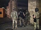 Policisté a písluníci FSB pi protiteroristické operaci v ruském Dagestánu...