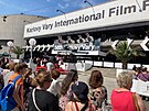 Zahájení Mezinárodního filmového festivalu v Karlových Varech ped hotelem...