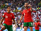 Portugaltí fotbalisté se radují z prvního gólu utkání proti Turecku.
