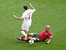 Portugalský obránce Pepe ve skluzu v utkání s Tureckem.
