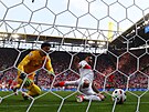 Turek Samet Akaydin si dává vlastní gól v utkání s Portugalskem.