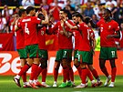Fotbalisté Portugalska se radují z druhého gólu v utkání s Tureckem.