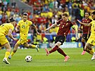 Belgický fotbalista Kevin De Bruyne obklíen rumunskými hrái.