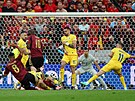 Belgian Youri Tielemans stílí první gól v utkání s Rumunskem.
