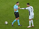 Portugalský kapitán Cristiano Ronaldo diskutuje s rozhodím bhem zápasu s...