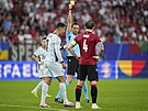 Portugalec Cristiano Ronaldo inkasuje lutou kartu v utkání s Gruzií.