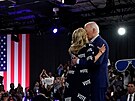 Bidenova manelka Jill chválí svého mue po projevu na pedvolebním...