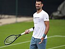 Novak Djokovi bhem tréninku ve wimbledonském areálu.