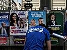 Plakáty v ulicích Francie ped prvním kolem pedasných parlamentních voleb,...