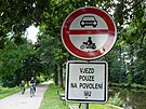 Labsk� stezka v Hostinn�m cyklisty p�ekvap� prudk�m es��kem a auty zahr�dk���.