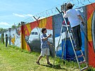 U praskho letit vznikl mural s leteckou tematikou. Vytvoili ho...