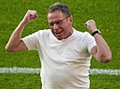 Trenér rakouských fotbalist� Ralf Rangnick oslavuje postup do osmifinále...