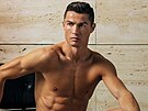 Cristiano Ronaldo v reklam na spodní prádlo své znaky CR7