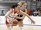eská basketbalistka Natálie Stoupalová (vlevo) a Ivana Jakubcová ze Slovenska.