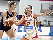 eská basketbalistka Emma echová (vpravo) a Ivana Jakubcová ze Slovenska.