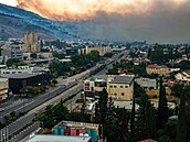 Kou a ohe po libanonských raketových útocích v lesích poblí Kirjat mony v...