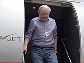 Zakladatel portálu WikiLeaks Julian Assange na cest do své rodné Austrálie po...